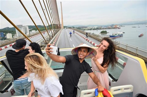 Des touristes étrangers à Quang Ninh (Nord). Photo: VNA