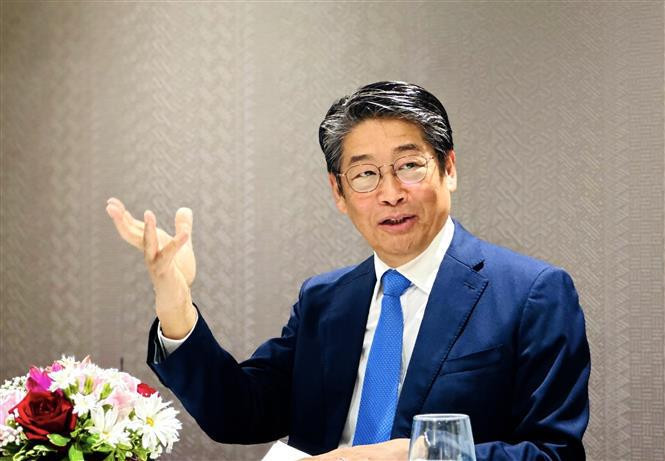 Le nouvel ambassadeur du Japon au Vietnam, Ito Naoki, s’entretient avec la presse à Hanoi. Photo: VNA