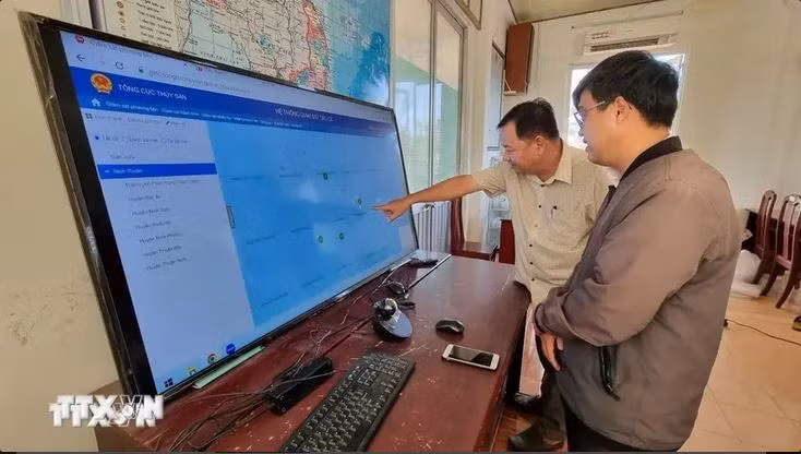 Les activités des bateaux de pêche équipés de dispositifs de surveillance des navires sont suivies par la direction des pêches de la province de Ninh Thuân. Photo : VNA