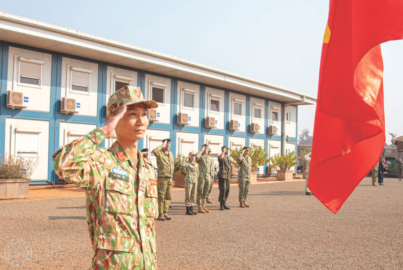 Des officiers lors d’une cérémonie des couleurs à la mission EUTM - RCA. Photo : EUTM-RCA/CVN
