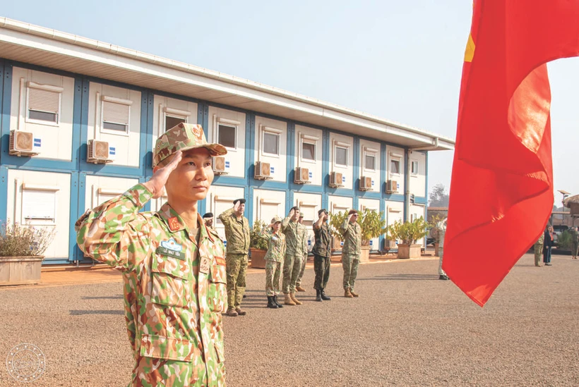 Des officiers lors d’une cérémonie des couleurs à la mission EUTM - RCA. Photo : EUTM-RCA/CVN