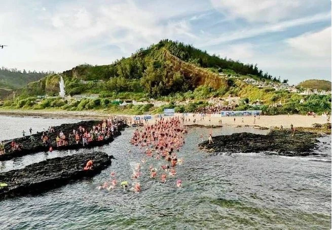 350 nageurs se sont joints à l'épreuve de 5 km qui a débuté à la porte To Vo sur l'île Lon (Grande) et s'est terminée sur l'île Be (Petite). Photo : VNA