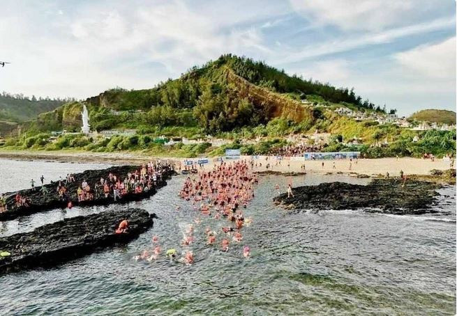 350 nageurs se sont joints à l'épreuve de 5 km qui a débuté à la porte To Vo sur l'île Lon (Grande) et s'est terminée sur l'île Be (Petite). Photo : VNA