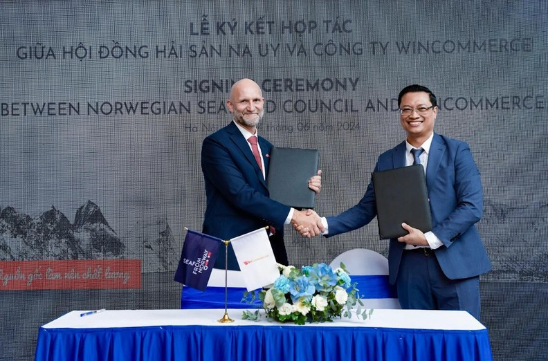 Cérémonie de signature de l'accord entre le Centre des produits de la mer de Norvège et WinCommerce. Photo: vietnamfinance
