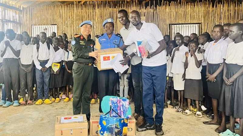 Le lieutenant-colonel Bui Phuong Lân représente la mission du ministère de la Sécurité publique auprès de la MINUSS pour remettre des cadeaux aux élèves de l’école primaire Unity. Photo: ministère de la Sécurité publique