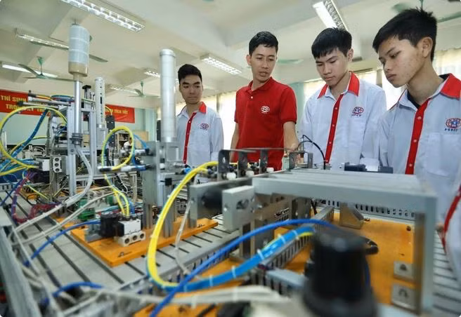 Un cours pratique au Collège de haute technologie de Hanoï. Photo : VNA