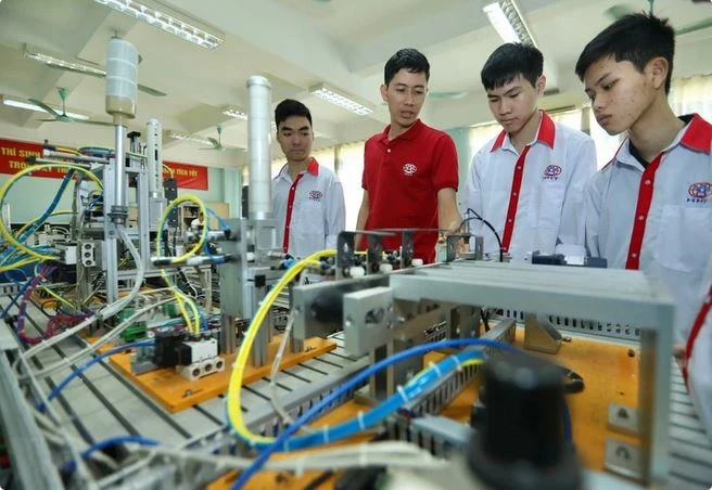 Un cours pratique au Collège de haute technologie de Hanoï. Photo : VNA
