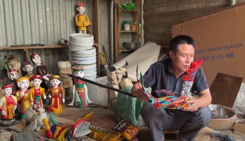 L’artisan Nguyên Van Phi partage que pour créer une bonne marionnette sur l’eau, la condition préalable est que l’artisan doit avoir une véritable passion. Photo : VNA