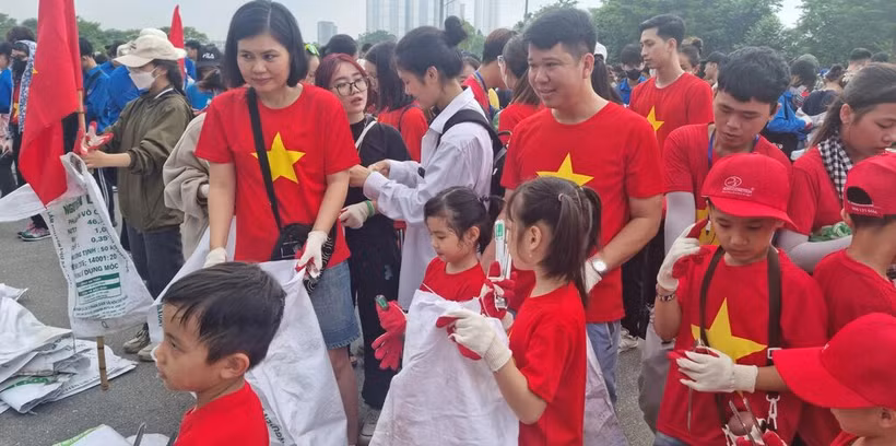 Thai Van Khanh participe à Clean Up Vietnam avec sa femme et ses enfants. Photo: VNA
