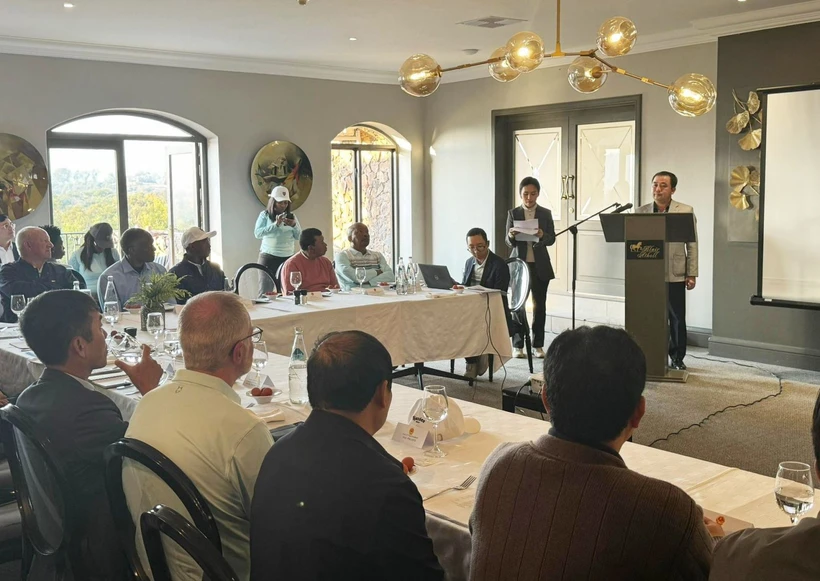 Le secrétaire du Comité du Parti de la province de Hai Duong, Trân Duc Thang, informe de la situation de développement socio-économique de Hai Duong. Photo : baohaiduong.vn