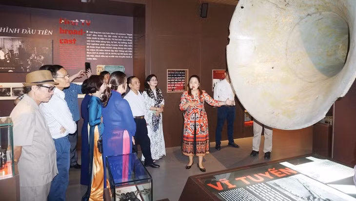 Des visiteurs au musée. Photo: nhipsonghanoi.hanoimoi.vn