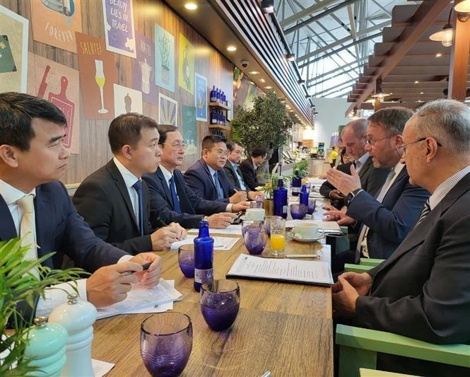 Le ministre vietnamien des Sciences et des Technologies Huynh Thành Dat avec le ministre des Sciences et des Arts de l’État de Hesse, Timon Gremmels, à Francfort.-VNA