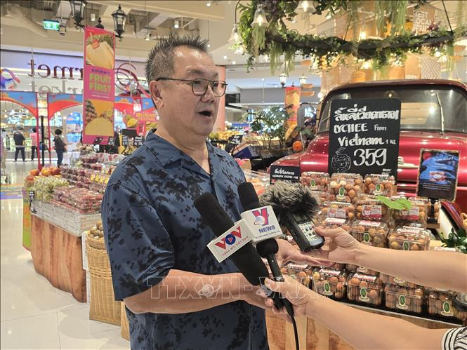 Pumin Piyawanich, représentant de la compagnie Ekthai, espère s'approvisionner suffisamment de litchis vietnamiens pour éviter toute rupture de stock. Photo : VNA