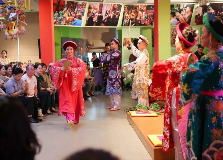 Défilé des costumes des médiums. Photo: VNA