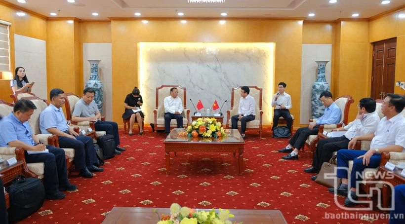 Des représentants du Comité populaire de la province de Thai Nguyên et du Comité nationale des affaires ethniques de Chine lors de la séance de travail. Photo : baothainguyen.vn