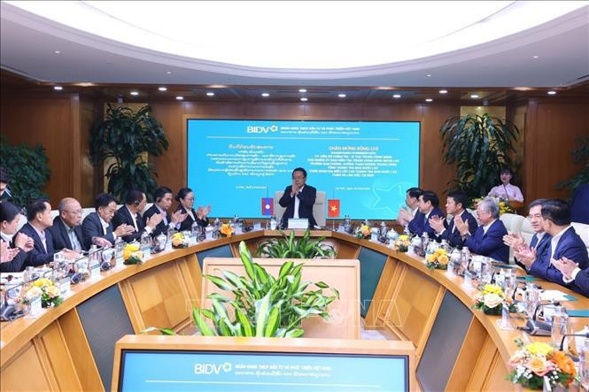 Le président de la Commission du contrôle du Comité central du PPRL et président de l’Autorité d’inspection de l’État du Laos Khamphan Phommathat lors de sa séance de travail avec les responsables de BIDV. Photo: VNA