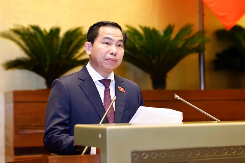 Le président de la Commission financière et budgétaire de l’Assemblée nationale, Lê Quang Manh présente un rapport d’explication sur le projet de résolution de l’Assemblée nationale sur le pilotage de mécanismes et de politiques spécifiques pour le développement de la province de Nghê An. Photo : VNA