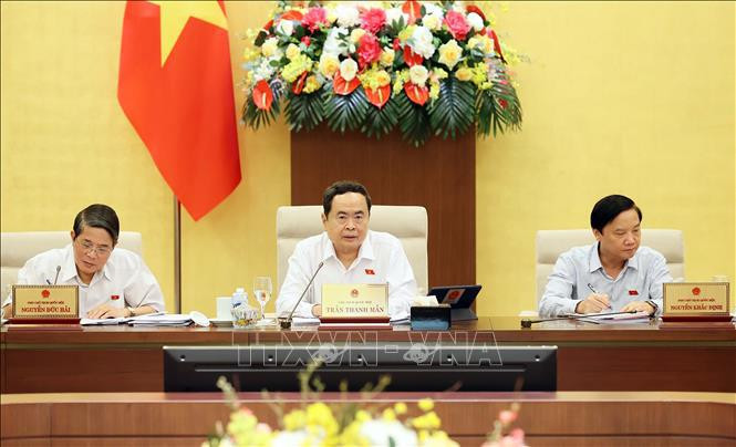 Le président de l’Assemblée nationale Trân Thanh Mân (centre) s’exprime lors de la 34e session en cours du Comité permanent de l’Assemblée nationale. Photo : VNA