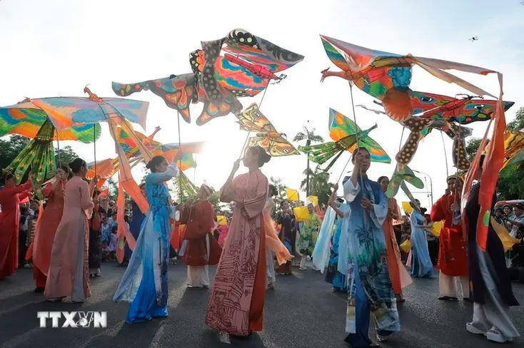 La troupe artistique de Huê se produit au festival de rue. Photo : VNA