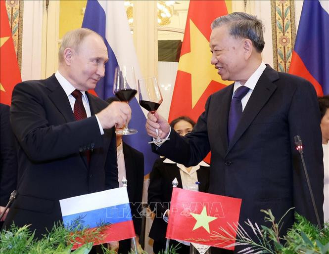 Le président vietnamien Tô Lâm (droite) et le président russe Vladimir Poutine portent un toast lors du banquet, à Hanoi, le 20 juillet. Photo : VNA