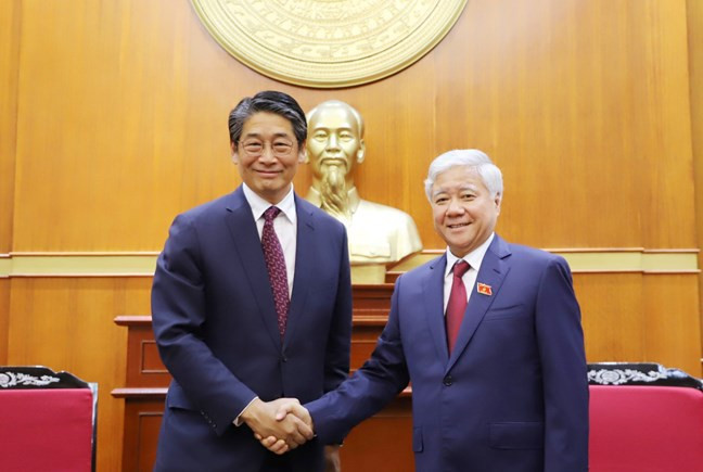 Le président du Comité central du Front de la Patrie du Vietnam (FPV) Dô Van Chiên (à droite) et le nouvel ambassadeur du Japon au Vietnam, Ito Naoki. Photo : mattran.org.vn