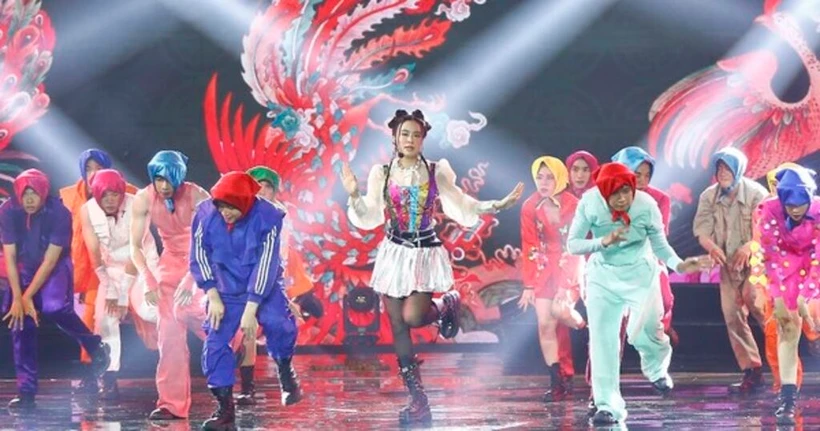 La chanson See Tinh (Fou d’amour) de la pop star vietnamienne Hoàng Thùy Linh a fait le buzz sur les réseaux sociaux et dans les médias. Photo : TN/CVN