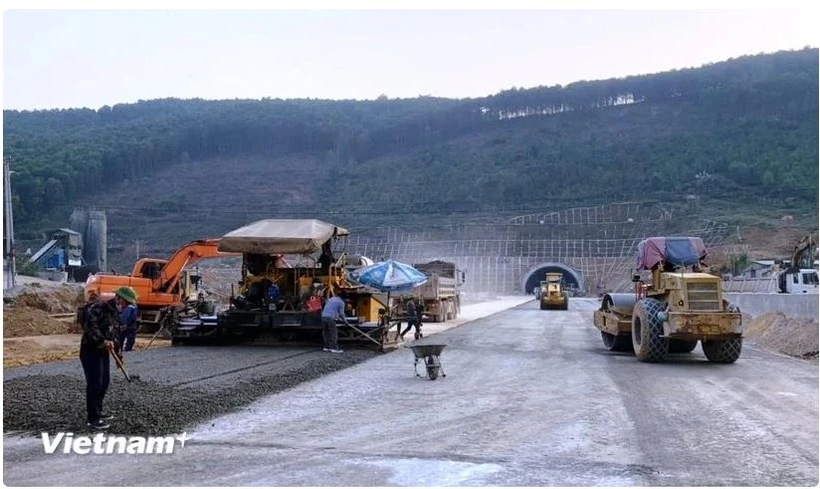 Un projet composant l’autoroute Nord-Sud à l’Est en construction. Photo : VietnamPlus