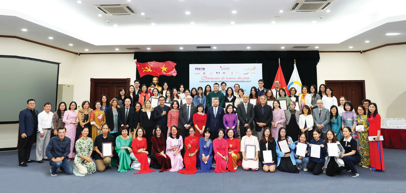 Photo de famille des participants à la cérémonie de remise des prix du concours "Jeunes Reporters Francophones 2023", en novembre dernier à Hanoï. Photo : CVN