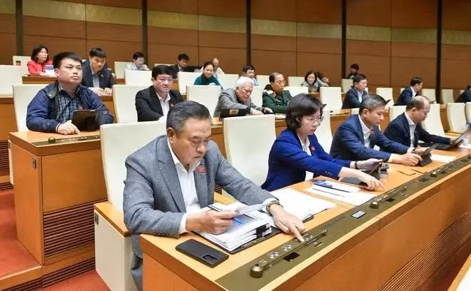 Les députés votent pour adopter la résolution sur la politique d’investissement dans le programme cible national de prévention et de contrôle des drogues jusqu’en 2030 . Photo: quochoi.vn