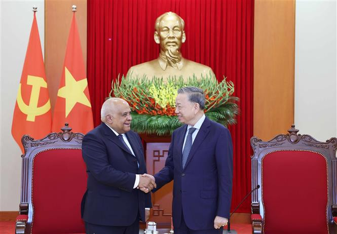 Le secrétaire général Tô Lâm (à droite) serre la main de l’ambassadeur de Cuba au Vietnam Orlando Nicolás Hernández Guillén, à Hanoi, le 7 novembre. Photo: VNA