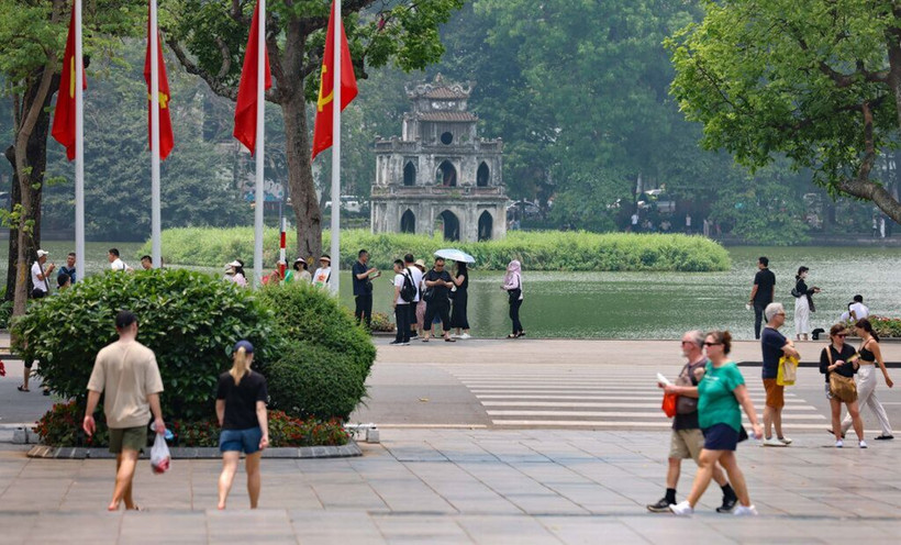 Des touristes étrangers dans la zone piétonne autour du lac Hoàn Kiêm (lac de l’Épée restituée), à Hanoi. Photo : VNA