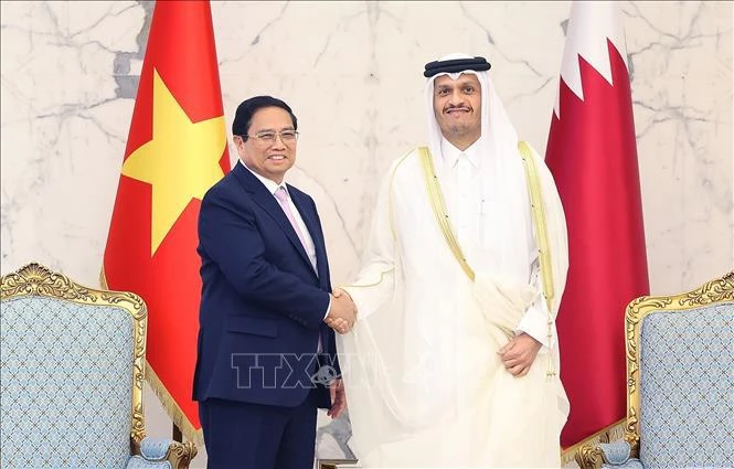 Le Premier ministre vietnamien Pham Minh Chinh (à gauche) et son homologue qatari Mohammed bin Abdulrahman bin Jassim Al Thani se serrent la main, à Doha. Photo : VNA