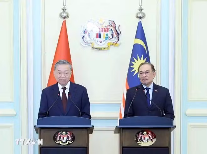Le secrétaire général du Parti communiste du Vietnam (PCV) Tô Lâm (à gauche) et le Premier ministre malaisien Anwar Ibrahim lors de la conférence de presse, le 21 novembre. Photo : VNA