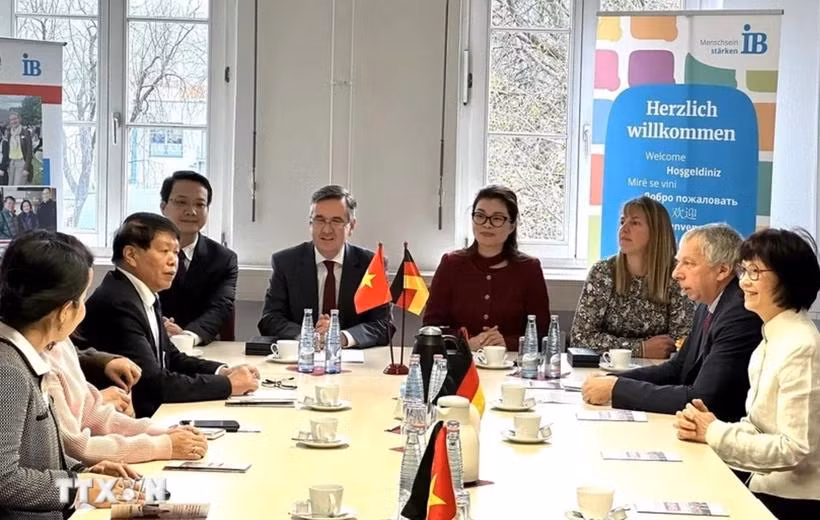 Lors de la cérémonie de signature entre la société par actions SHD-CORP basée au Vietnam, l'autorité du district du Harz et IB Mitte GmbH. Photo : VNA
