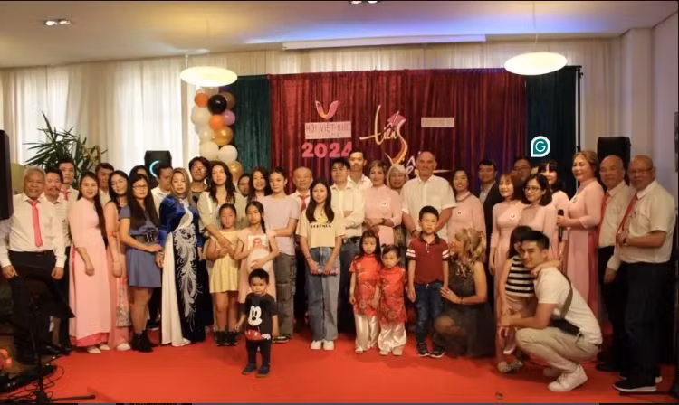 Le membre du conseil municipal d’Augsbourg, Gregor Lang (7e à partie de la droite, deuxième rang) avec les élèves et leurs parents posent pour une photo de groupe. Photo : VNA