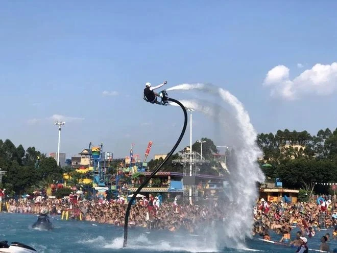 Planche de flyboard au parc d’attractions Asia Park à Dà Nang (Centre). Photo : VNA