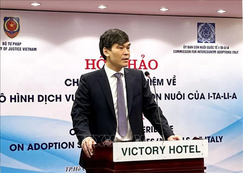 Dang Trân Anh Tuân, directeur du Département de l’adoption des enfants du ministère de la Justice s’exprime lors du séminaire. Photo : VNA