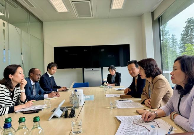 La délégation du Vietnam travaille au siège de Gavi. Photo : VNA