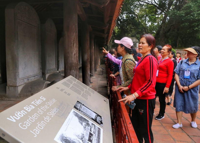 Des touristes chinois visitent le temple de la Littérature, à Hanoi. Photo : VNA