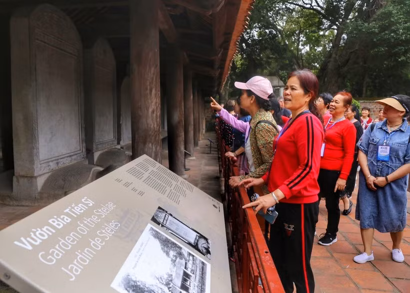 Des touristes chinois visitent le temple de la Littérature, à Hanoi. Photo : VNA