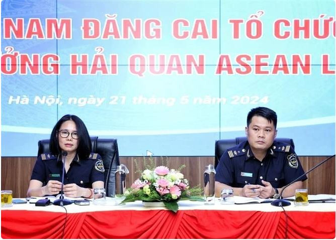 Nguyên Thi Viêt Nga (à gauche), directrice adjointe du Département de la coopération internationale du Département général des douanes du Vietnam, lors de la conférence de presse à Hanoi, le 21 mai. Photo : VNA