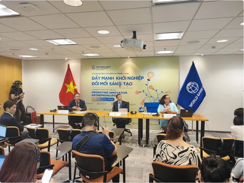 Les experts de la BM lors de la cérémonie de publication du rapport. Photo: VietnamPlus