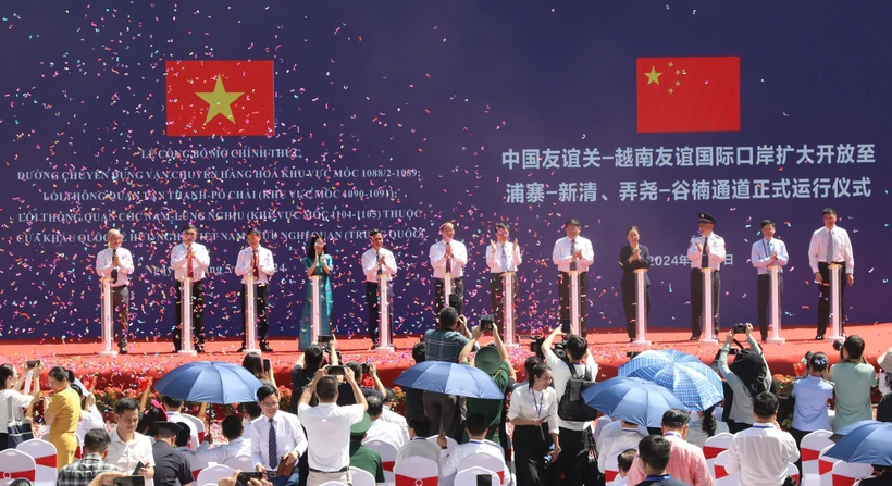 Les délégués lors de la cérémonie d’inauguration de la paire de postes-frontières Huu Nghi – Youyi Guan. Photo : VNA
