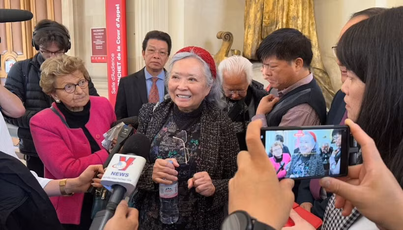 Trân Tô Nga répond à la presse après l’audience à la Cour d’appel de Paris. Photo : VNA