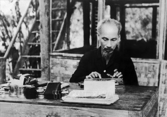 Le président Hô Chi Minh travaille dans le Viêt Bac pendant la guerre de résistance contre les Français. Photo d'archive: VNA