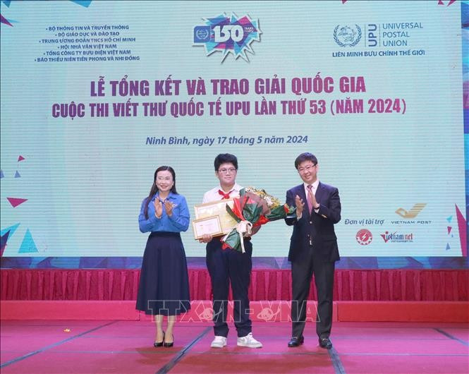 Nguyên Dô Quang Minh (Centre) a dépassé 1,5 millions d’élèves en lice pour remporter l’épreuve nationale du 53e concours de compositions épistolaires pour les jeunes de l’Union postale universelle (UPU) en 2024. Photo : VNA