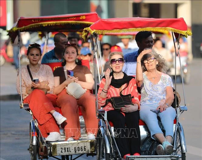Touristes visitant le vieux quartier de Hanoi. Photo: VNA