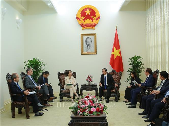 Le vice-Premier ministre Trân Hông Hà recevant la directrice générale adjointe de l’Agence française de développement (AFD), Marie-Hélène Loison, à Hanoi, le 17 mai. Photo: VNA