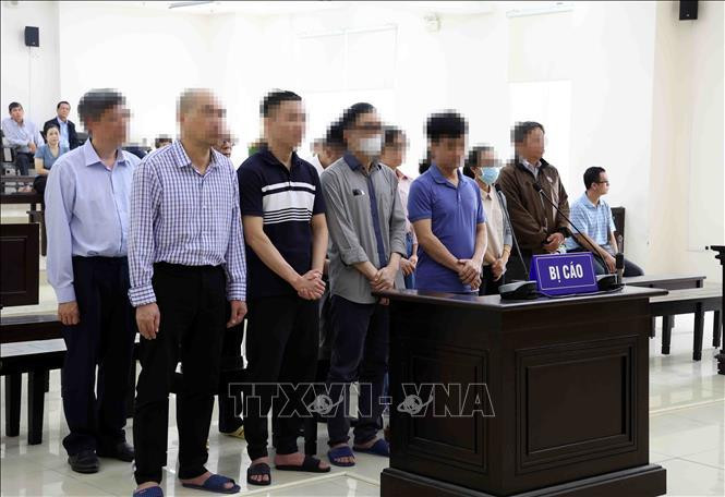 Les accusés écoutent le verdict dans le procès de l’affaire de Viêt A, devant le Tribunal populaire supérieur de Hanoi, le 17 mai. Photo : VNA