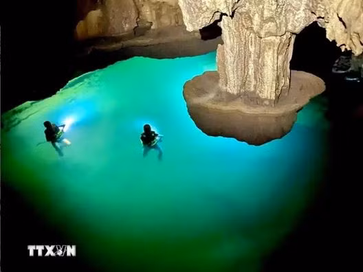 Le lac suspendu découvert à l’intérieur de la grotte de Thung, dans le parc national de Phong Nha-Ke Bang. Photo fournie par Quangbinh Tourism